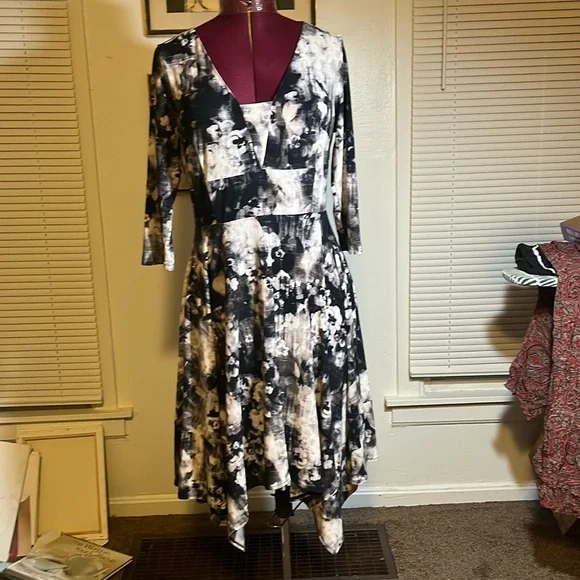 Vera Wang, handkerchief dress, empire waist, graphic, flattering, large